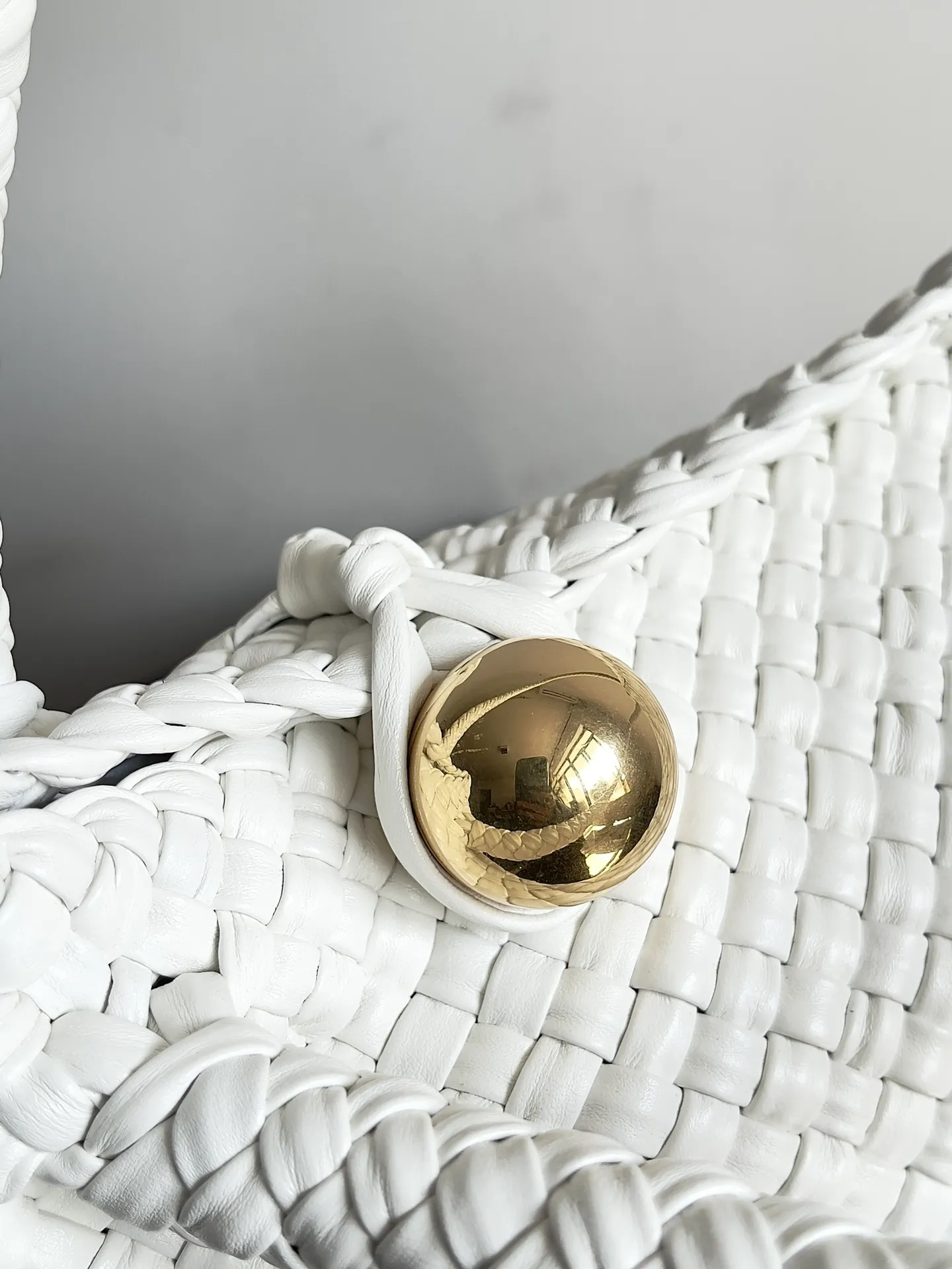 Batch 5760 BV collectible small woven handbags are really YYDS!! Bottega Veneta’s most classic small woven handbags are back! ! We use the highest quality leather with the highest craftsmanship❤️ to create the most expensive works. We have created the original Intrecciato leather weaving process❤️ This unique traditional exclusive leather weaving method has not only become our logo but also reflects the time-consuming and labor-intensive craftsmanship of our products❤️ The new TOSCA handbag must be a selection worth collecting🆕 Style number: 716974 Size: 27*9*18cm